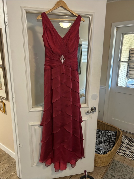 Dresses & Skirts - Elegant Red V-Neck Layered Evening Dress with Embellished Waist